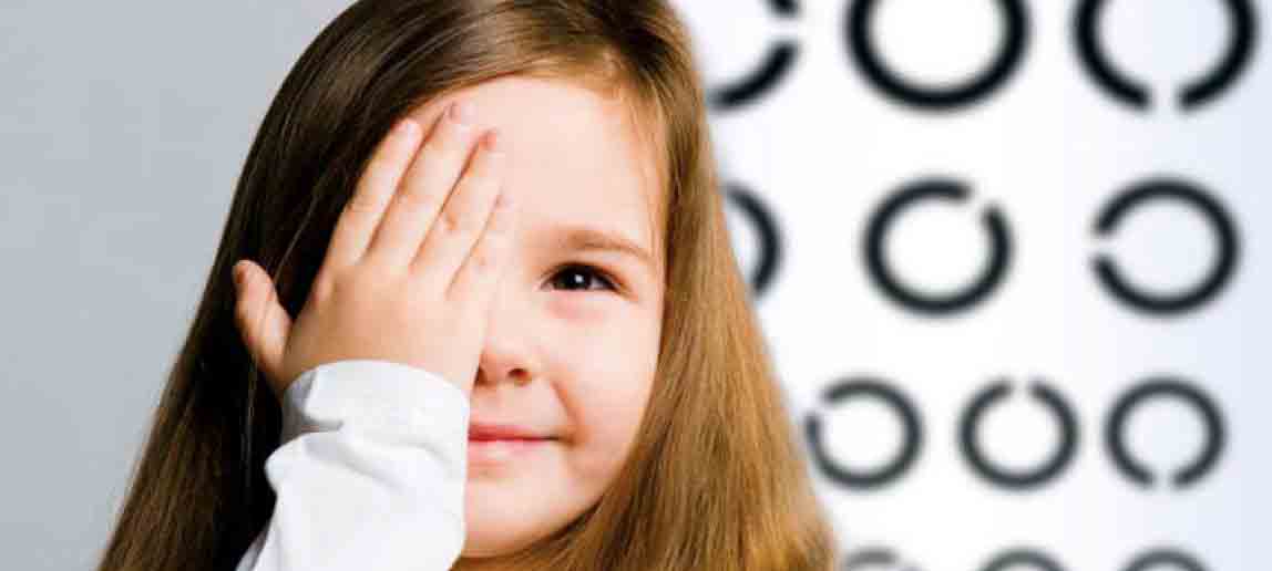 bambina che effettua test della vista