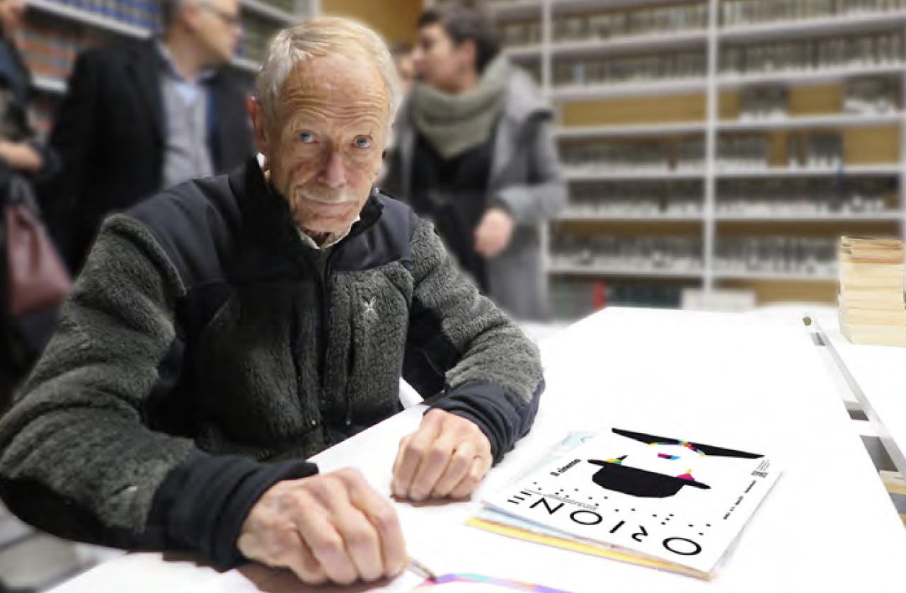 Erri De Luca che autografa Orione