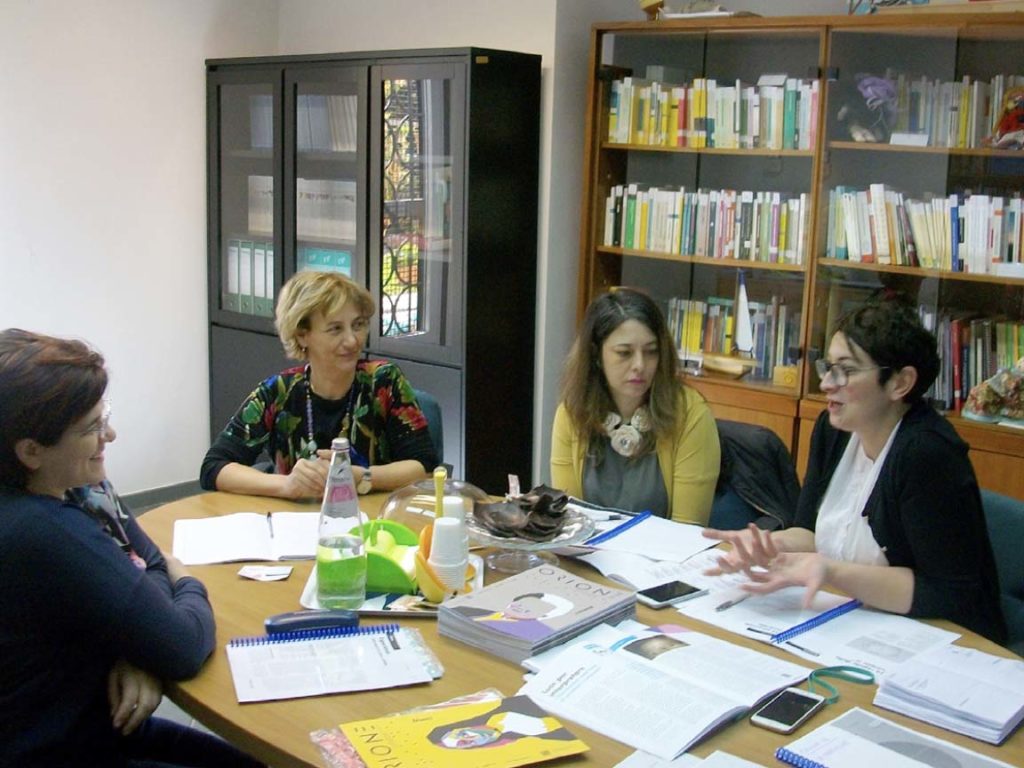Il gruppo Medea a lavoro durante il laboratorio per mamme di scrittura collettiva copia