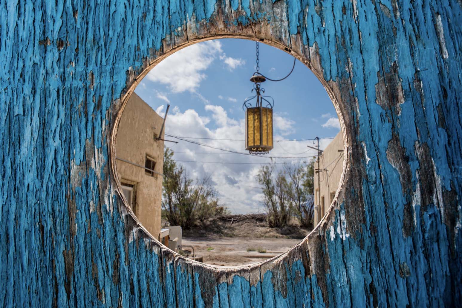 La foto di apertura è di Sandro Montefusco, scattata nel deserto in California, fa parte del progetto “Uomini sul confine”.