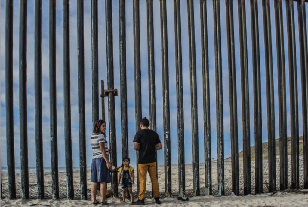 La foto di apertura è di Sandro Montefusco, scattata a Tijuana, fa parte del progetto "Uomini sul confine".