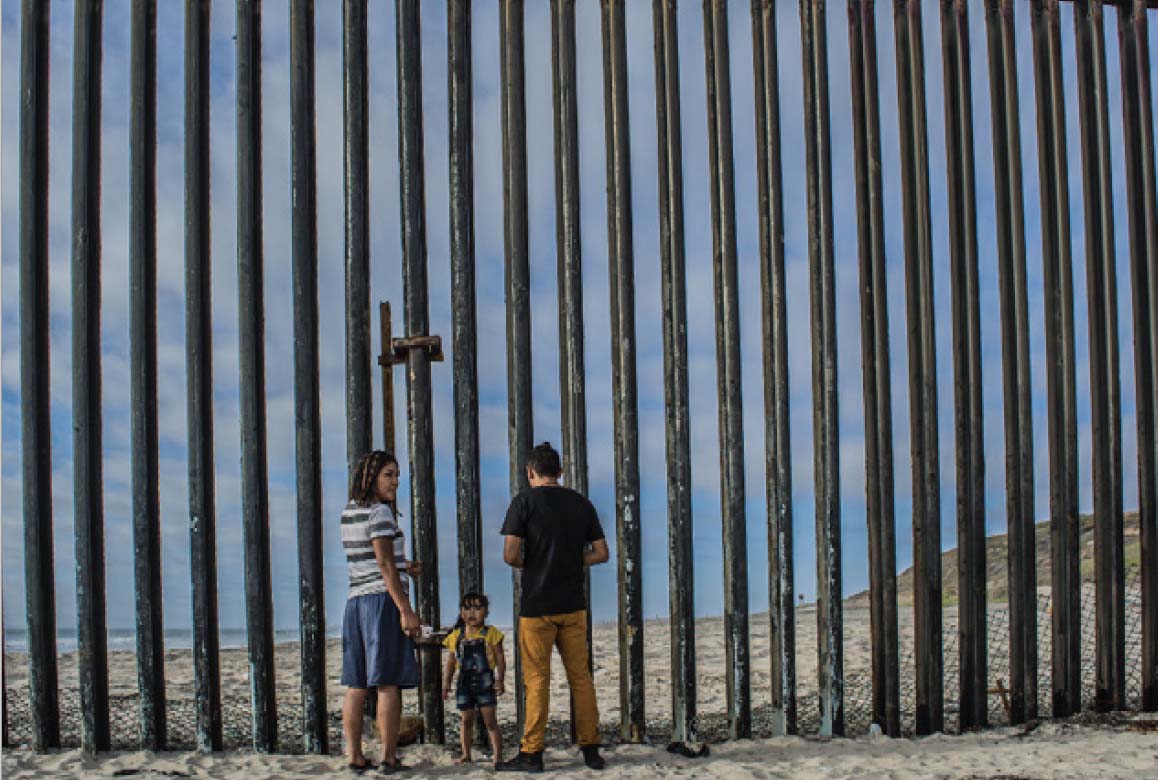 La foto di apertura è di Sandro Montefusco, scattata a Tijuana, fa parte del progetto "Uomini sul confine".
