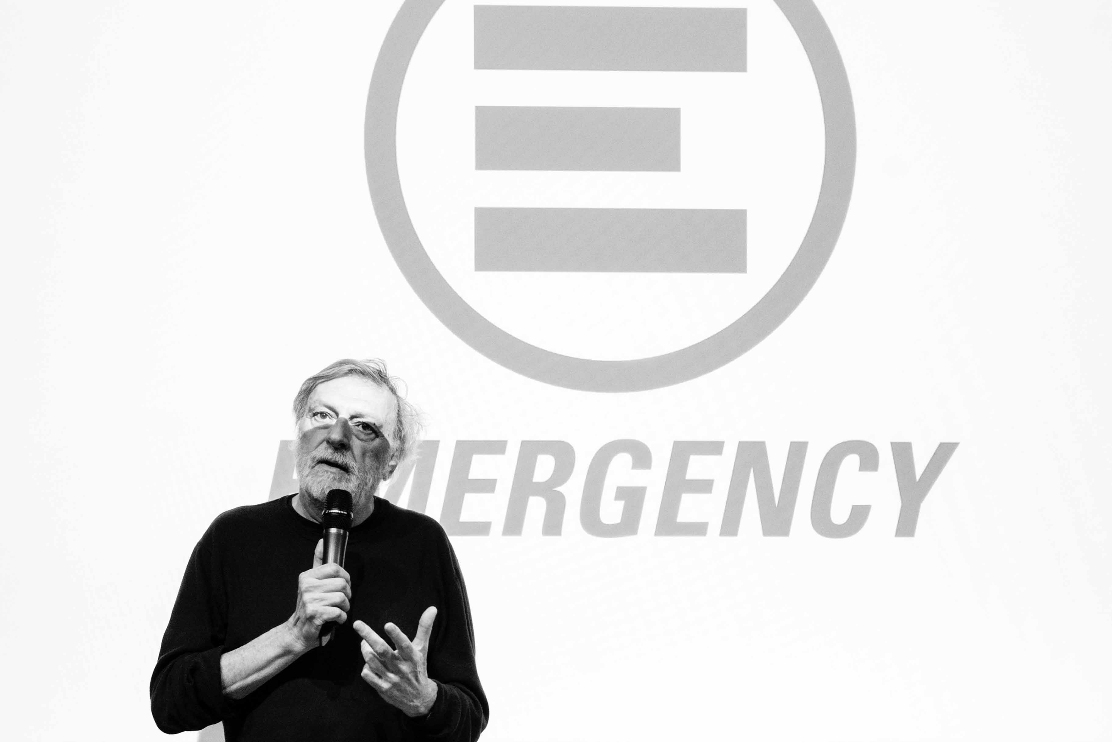 gino strada a un convegno emergency