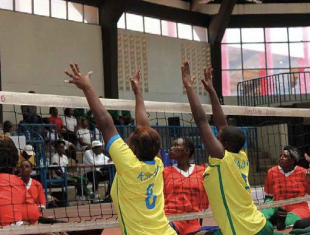 Una partita di sitting volleybal