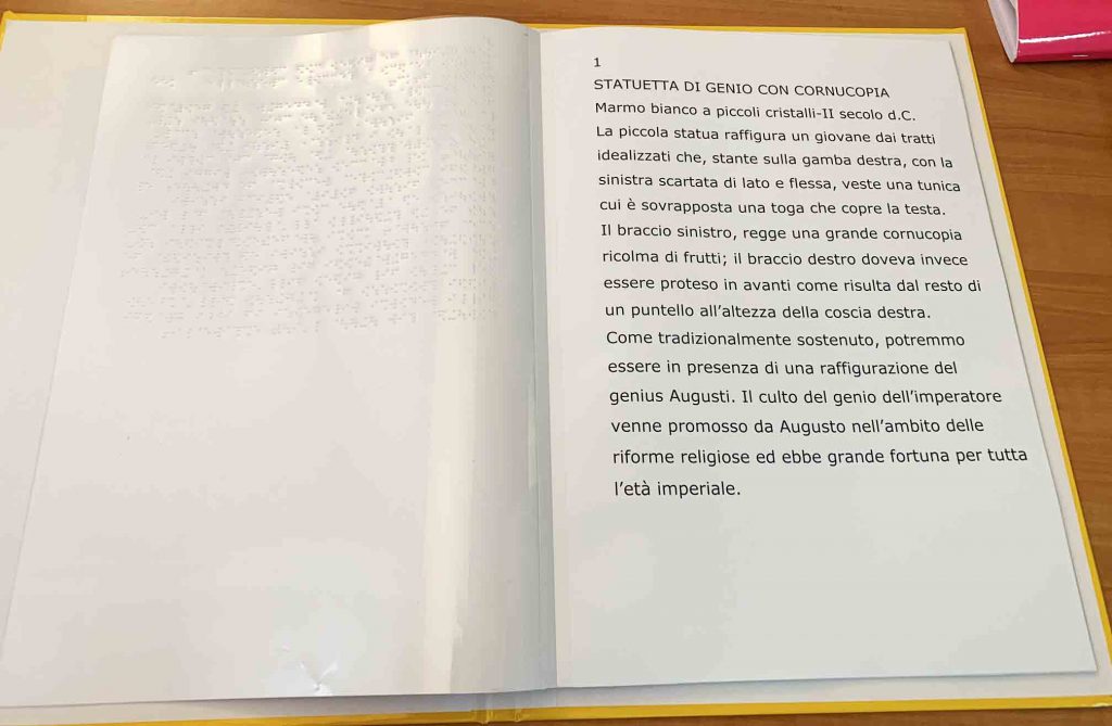Interno del libro in nero e in braille prodotto da Fondazione Sinapsi con la descrizione del Castello aragonese di Baia.
Nell’immagine in alto, un dettaglio in PIAF del pieghevole progettato per essere letto con gli occhi e con il tatto.