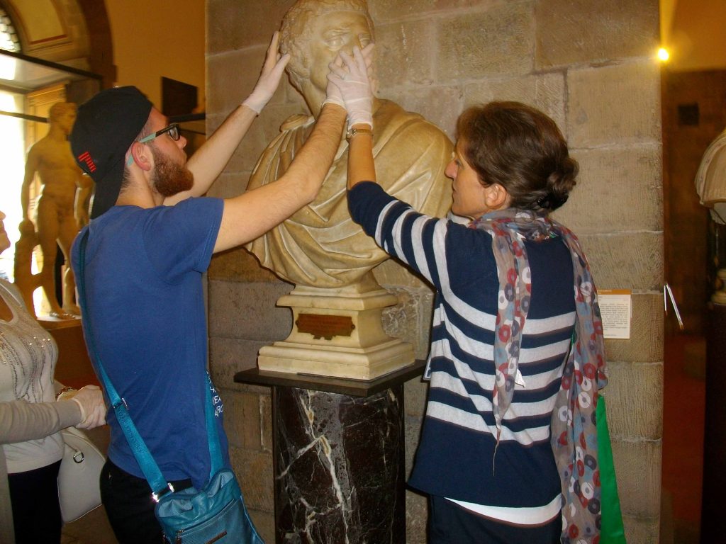 I ragazzi toccano il ritratto di Bruto, scolpito da Michelangelo nel 1538