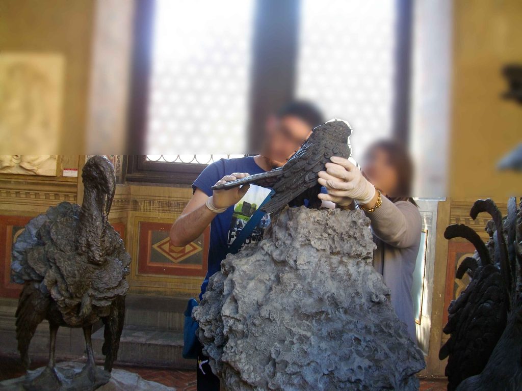 I ragazzi stanno esplorando uno degli uccelli della derie "Uccelli di Giambologna" - opere in bronzo