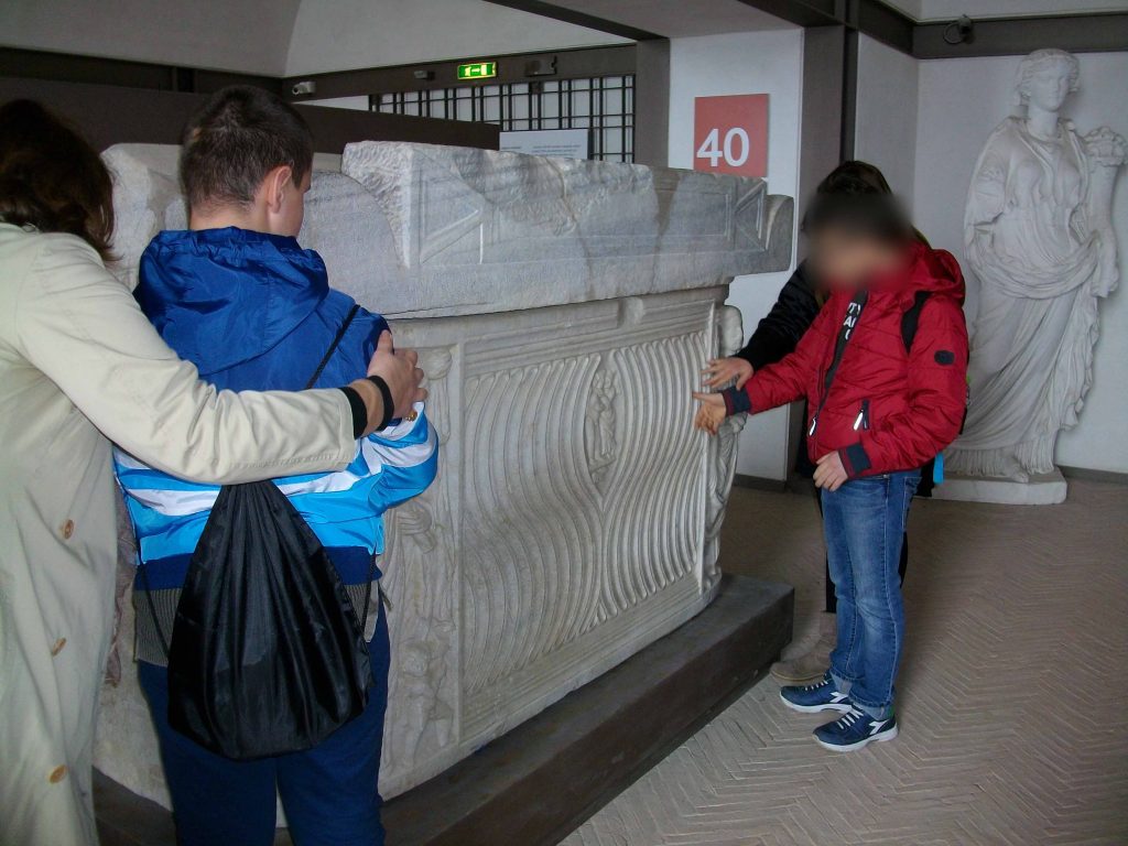 Sarcofago strigilato con i lati corti arrotondati di tipo urbano, marmo proconnesio, metà III sec. d.C.
