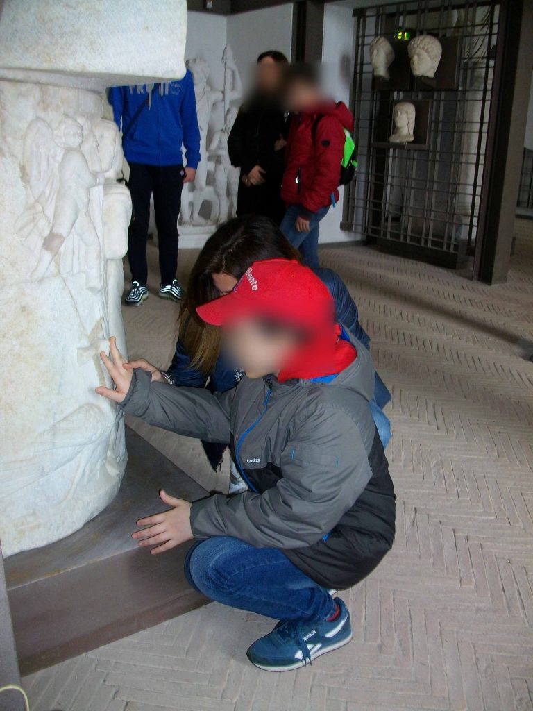 Sarcofago strigilato con i lati corti arrotondati di tipo urbano, marmo proconnesio, metà III sec. d.C.