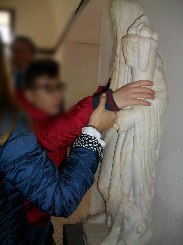 Statuetta di Genio con cornucopia, marmo bianco a piccoli cristalli, II sec. d.C.