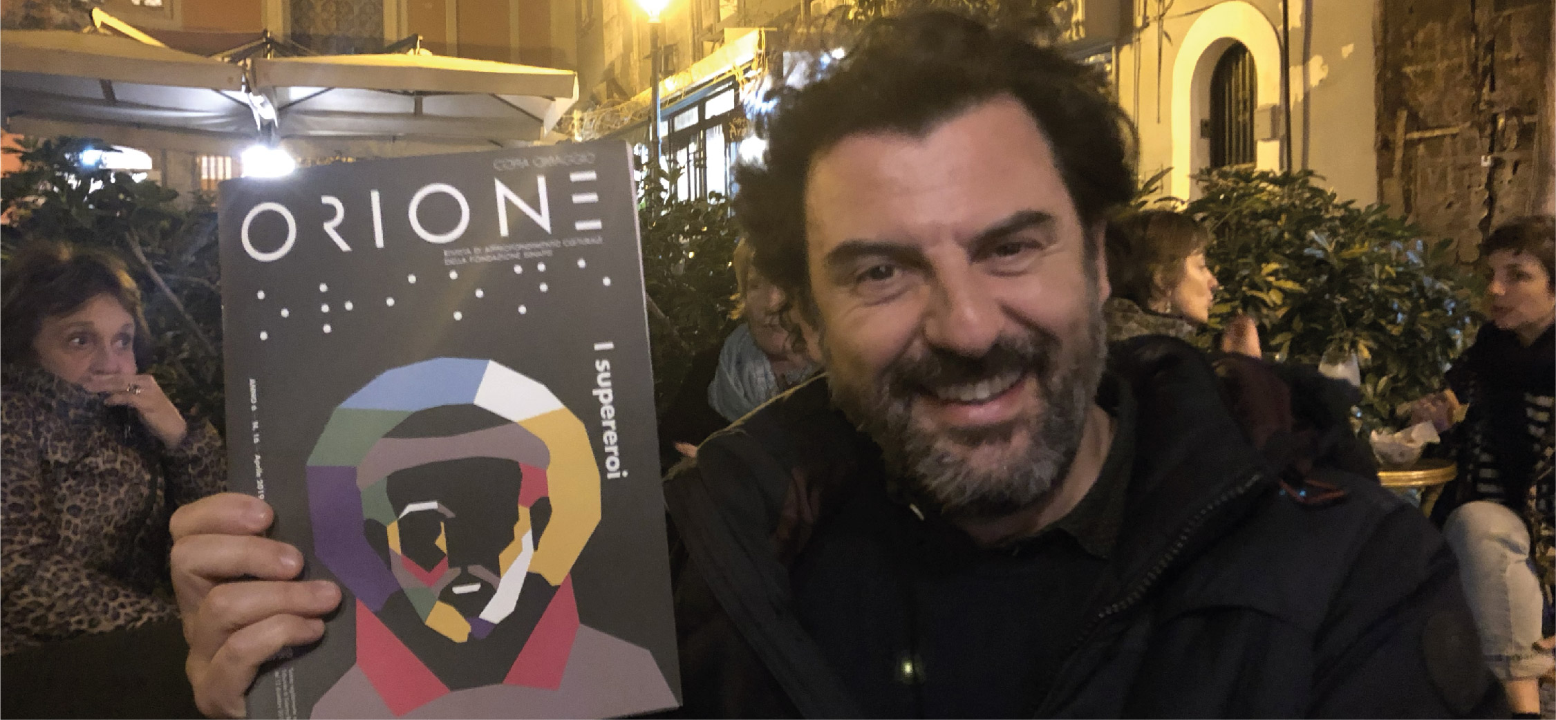 Enrico Ianniello con la copertina di un vecchio numero di Orione, a Piazza Bellini a Napoli. Febbraio 2020.