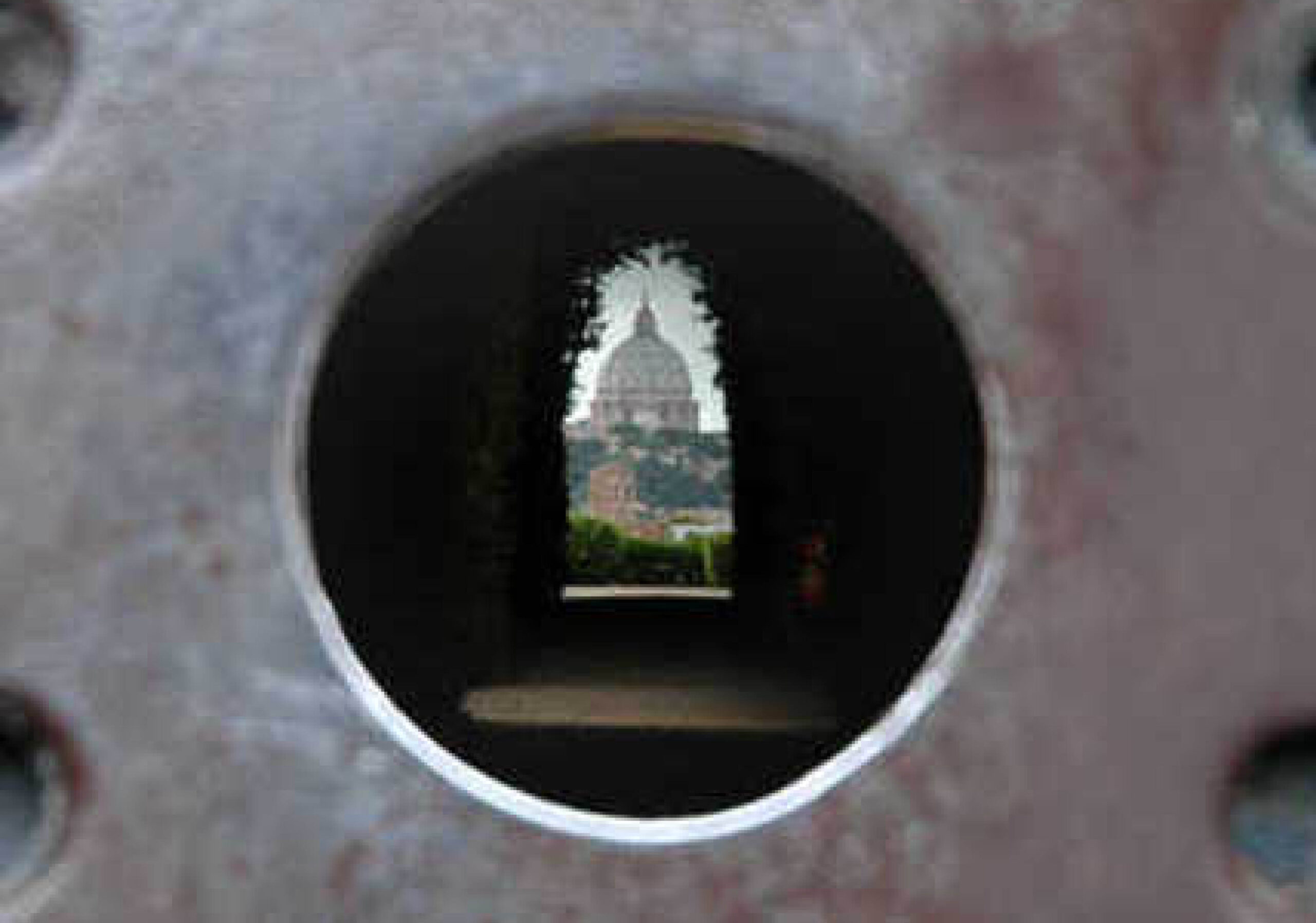A Roma, il buco della serratura dal quale si può vedere la Cupola di San Pietro si trova nei pressi del Giardino degli Aranci.