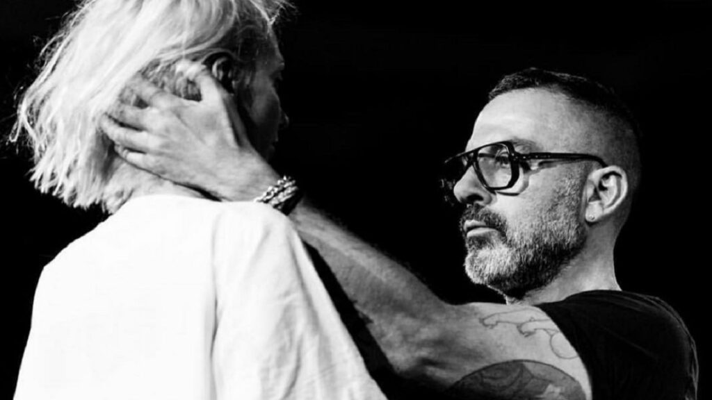 Mauro Situra mentre pettina una delle sue clienti