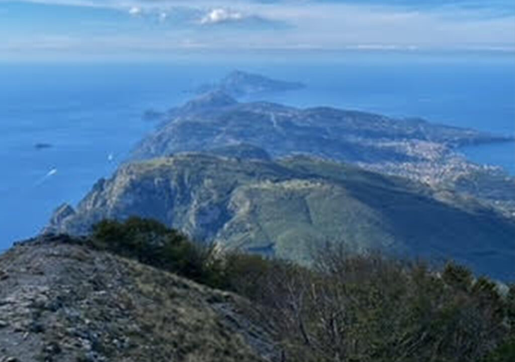 Foto di Angelo Sorrentino, veduta di panorama dalla montagna. Promontorio a picco sul mare.