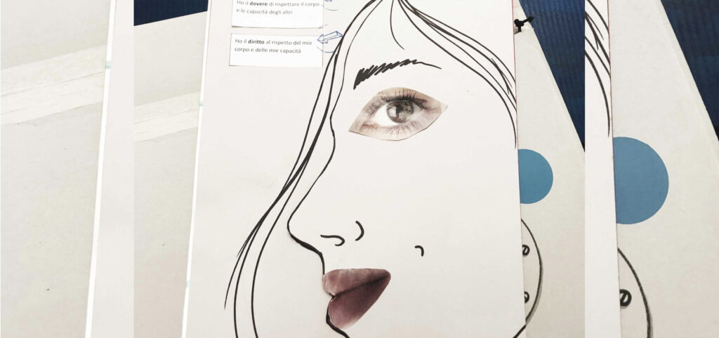 In foto, l’immagine di una donna di profilo. È disegnato il contorno del suo viso, mentre l’occhio e la bocca sono stati ritagliati da un giornale e incollati.