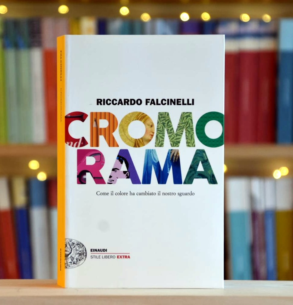 Il libro ”Cromorama” di cui si parla nella recensione in primo piano. Sullo sfondo, molto sfocato, dorsetti colorati di altri libri: siamo chiaramente in una libreria.