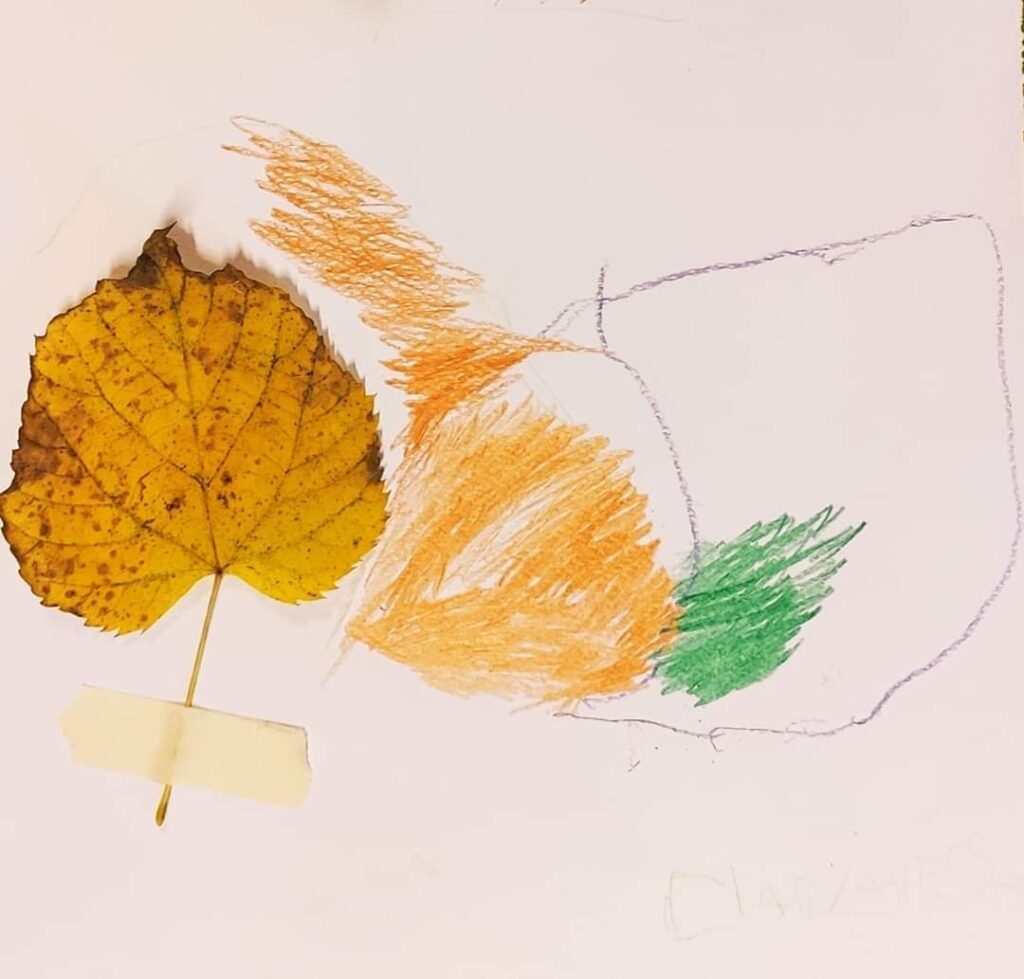 Foglia vera accanto a foglie disegnate a tempera