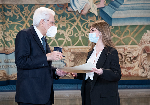 Giulia Muscariello con il presidente Mattarella durante la nomina ad Alfiere della Repubblica