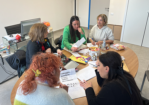 Una parte del gruppo mamme "Medea" durante un incontro del laboratorio permanente di scrittura collettiva della Fondazione SInapsi