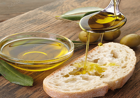 Fetta di pane con olio extra vergine di oliva, in tavola con accanto una ciotolina piena di olio. A lato ci sono la data, il luogo e l’ora dell’evento: Degustazione di olio in Fondazione Sinapsi mercoledì 26 febbraio alle ore 17.