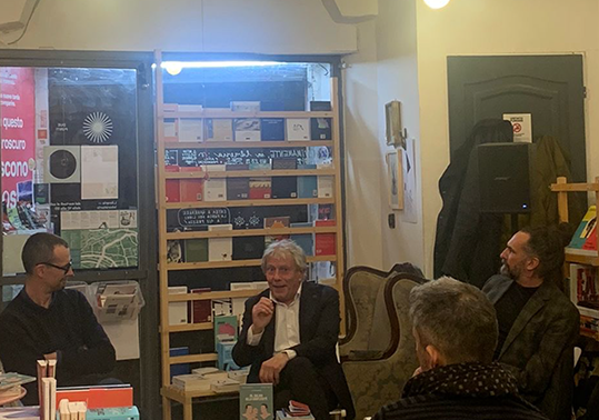 Riccardo Mazzeo durante la presentazione di un libro