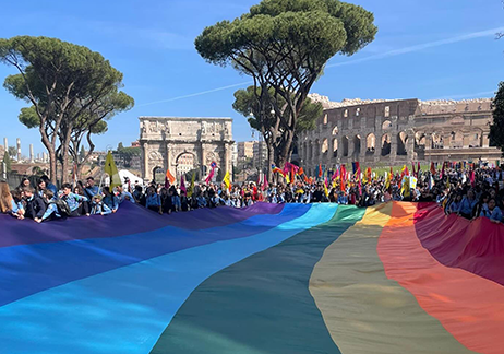 29esima giornata in memoria dell”impegno in ricordo delle vittime innocenti delle mafie. Ai piedi del colosseo, una grande folla di persone porta una grandissima bandiera arcobaleno