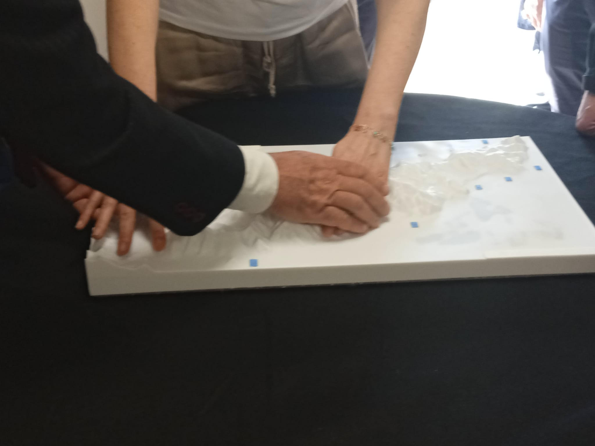 Una persona che esplora una mappa tattile stampata in 3d
