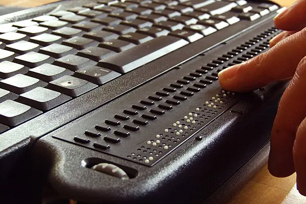 Immagine raffigurante la barra Braille collegata ad una tastiera