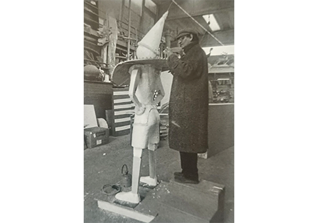 L’artista durante la realizzazione della scultura di Pinocchio installata nel parco dell’Irno a Salerno
