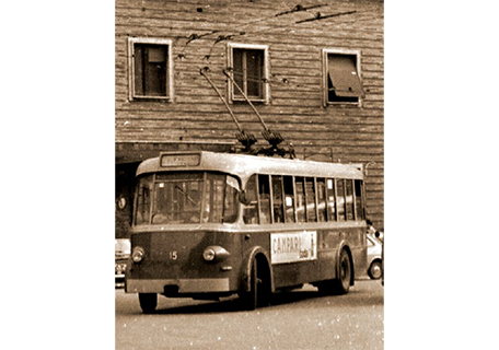 fotografia color seppia che ritrae un vecchio autobus