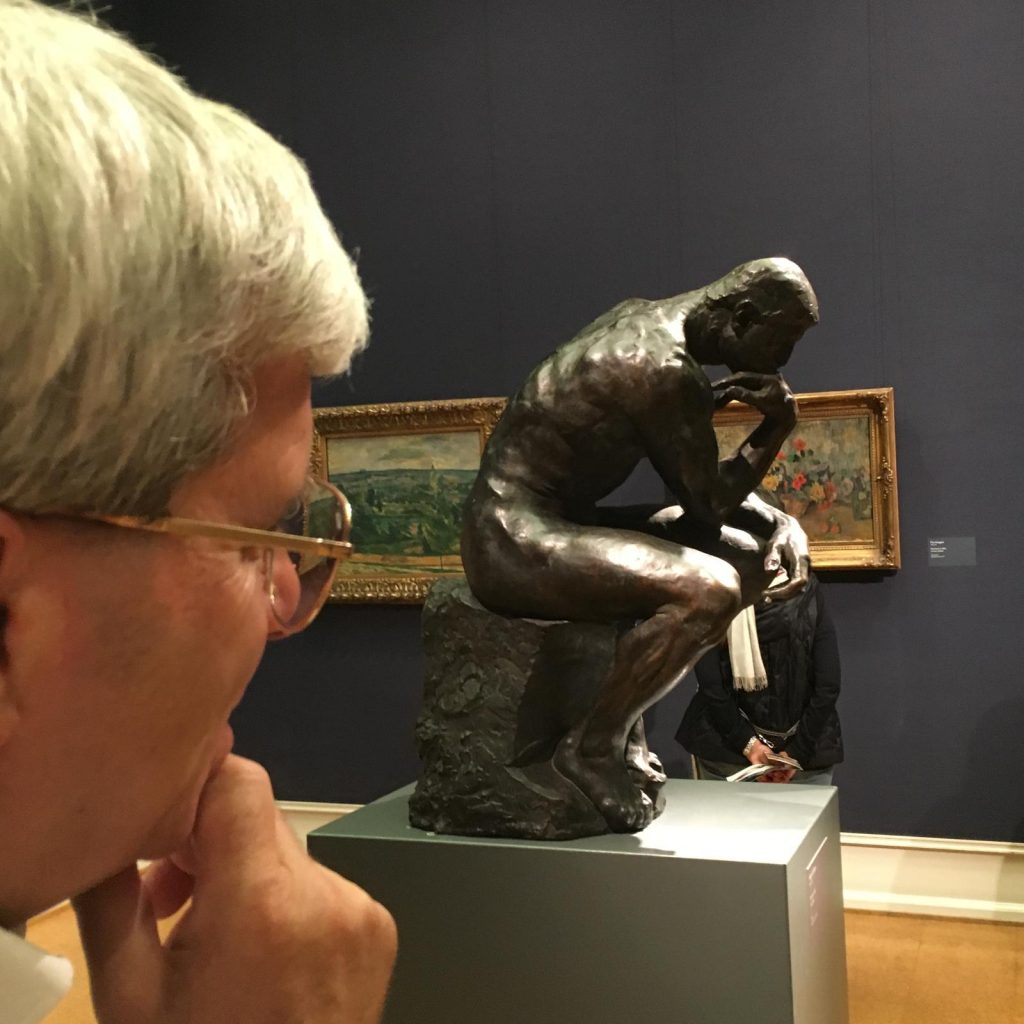 Angelo in visita al museo Nazionale di Oslo, nel giugno 2016, che contempla
una copia del Il Pensatore di Auguste Rodin. Per lui questa immagine rappresenta la nostalgia.