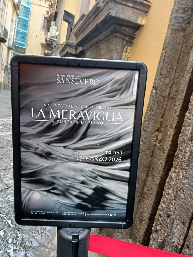 Locandina dell’evento della visita tattile al Cristo Velato "La meraviglia a portata di mano”. Sullo sfondo, il dettaglio della mano delCristo Velato.