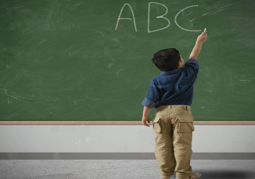 Bambino che scrive alla lavagna