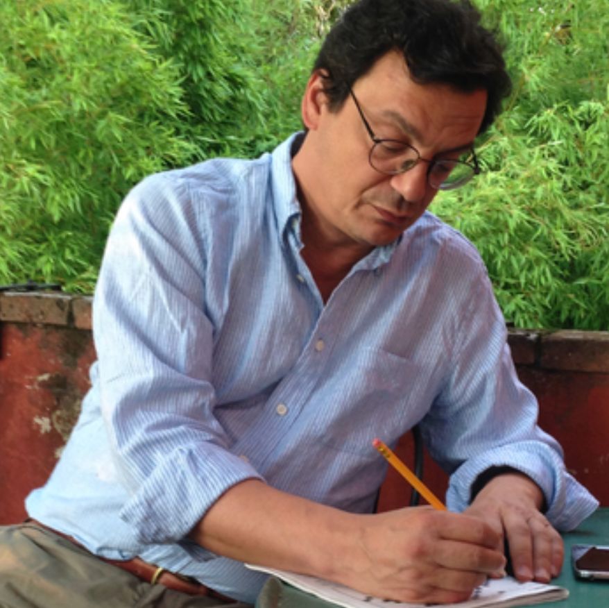 Stefano Bartezzaghi intento alla scrittura