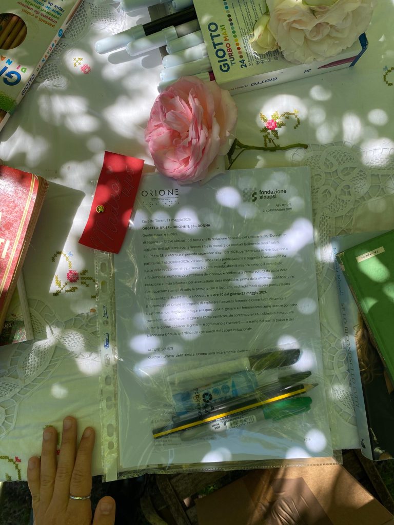 Materiali laboratorio di scrittura creativa: fogli, penne, colori e... fiori