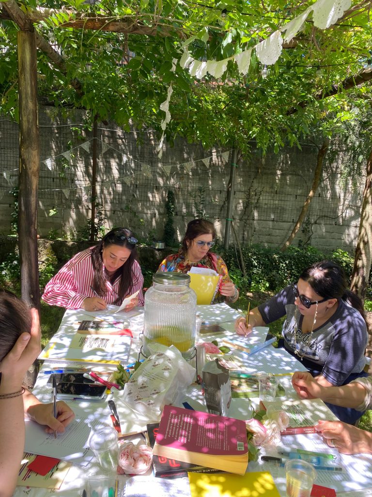 Gruppo di donne medea impegnate nell’attività di cavierdage